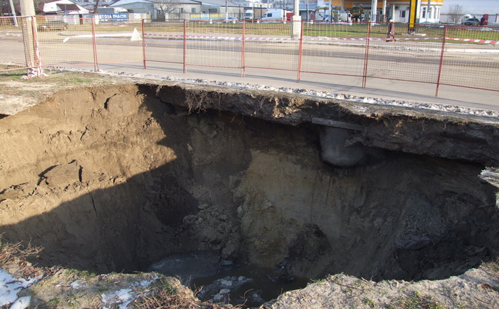Серед міста утворилося провалля (ФОТО)