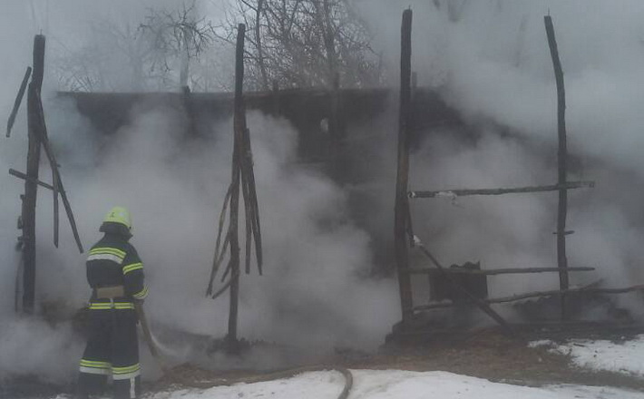 На Черкащині через дитячі пустощі згорів сінник