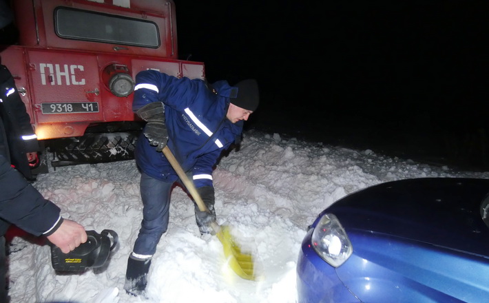 Черкаські ДСНС-ники рятували від негоди автівки і “швидку допомогу”
