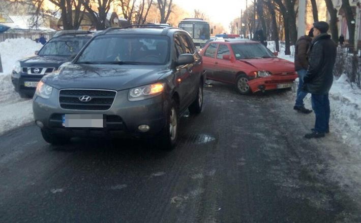 У місті водій авто зіткнувся із  позашляховиком, який пропускав пішохода 