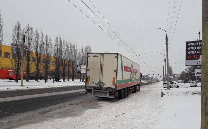 На Сумгаїтській ускладнено рух через зламану вантажівку