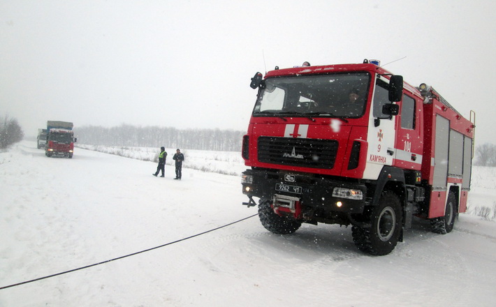 Рятувальники допомагають черкащанам визволяти автівки зі снігового полону