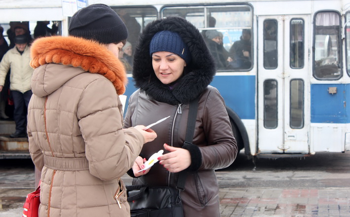 У Черкасах перехожим роздавали ромашки