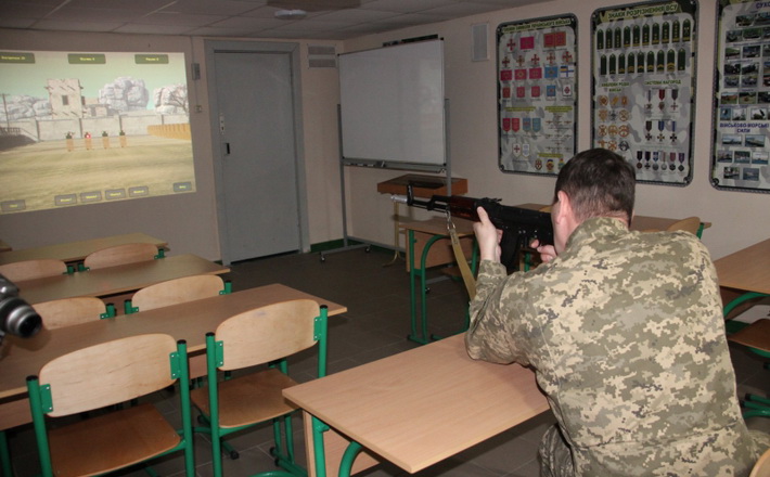 У звичайному кабінеті черкаської гімназії обладнали віртуальний тир