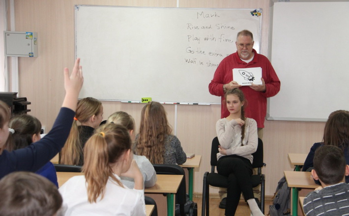 Волонтер з Америки проводить уроки в черкаській гімназії