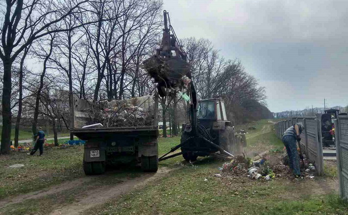 Більше 3 тисяч кубометрів сміття вивезли комунальники з кладовищ