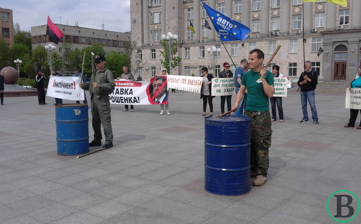 “10 млн $ Пєтє” – у Черкасах провели Всеукраїнську акцію протесту проти корупційних дій Порошенка