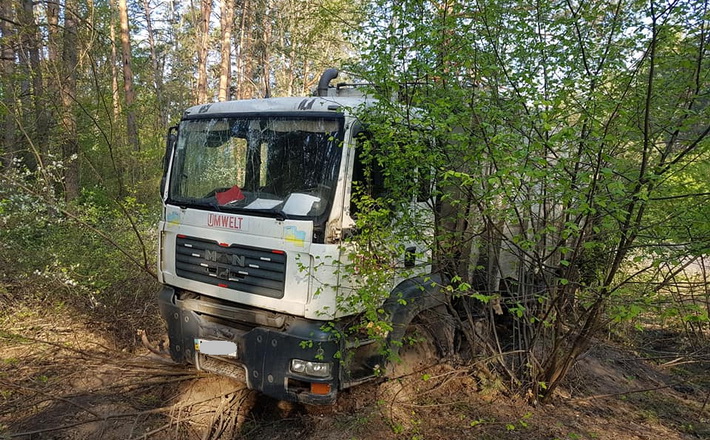 Зламана машина “Умвельта” стоїть у лісі вже тиждень, – депутат