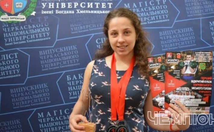 Студентка ЧНУ завоювала Кубок України з гирьового спорту