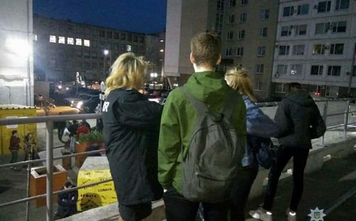 Вживали алкоголь і курили: поліція знову перевіряла підлітків біля ТРЦ (ФОТО)