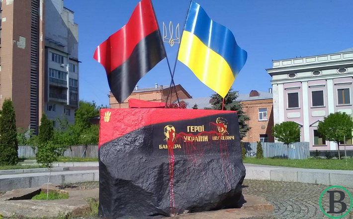 У Черкасах вкотре зіпсували пам’ятник Бандері та Шухевичу (ФОТОФАКТ)