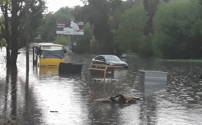 Черкащани діляться в соцмережах світлинами вчорашнього потопу (ФОТО, ВІДЕО)