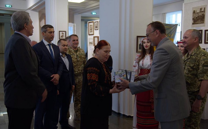 Голова СБУ Василь Грицак передав у канівський музей унікальні архівні документи