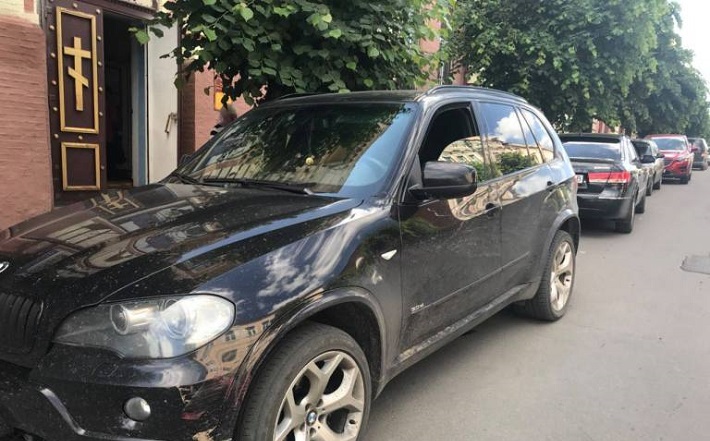 В Умані пошкодили на стоянці автівку: розшукуються свідки