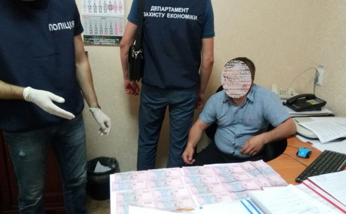 У Черкасах під час одержання неправомірної вигоди затримано керівника сектора у Черкаській області Державного агентства водних ресурсів України (ФОТО)
