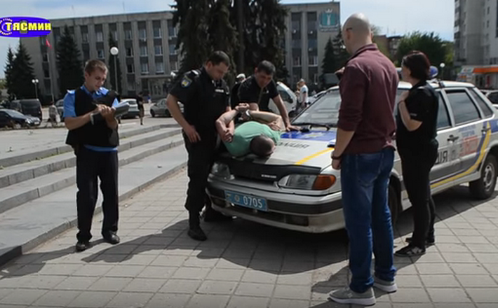 У центрі Сміли чоловік серед білого дня стріляв з пістолета (ФОТО)