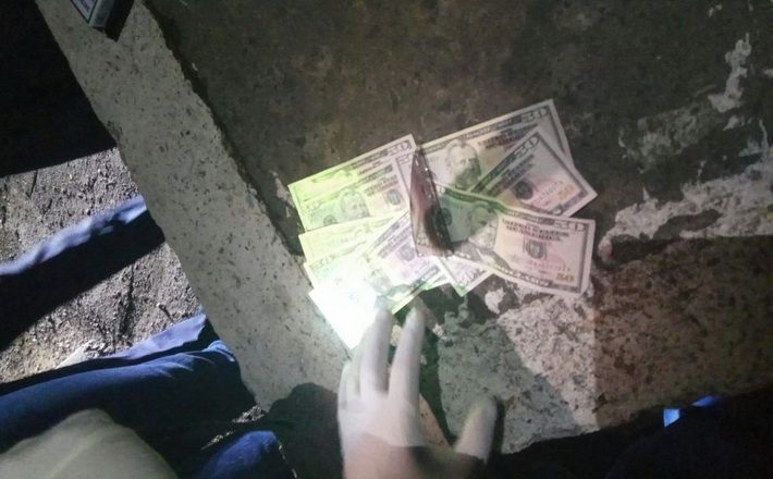 На хабарі затримали інспектора Черкаської митниці ДФС (ФОТО)