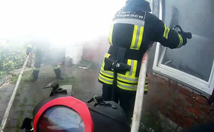 У Черкасах горів будинок (відео)