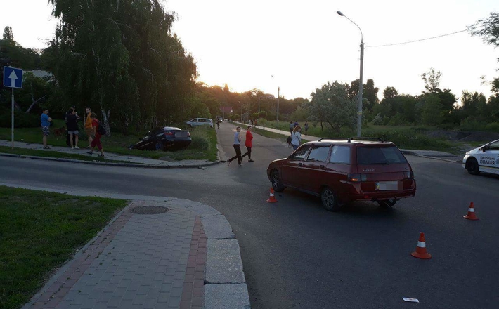 ДТП біля Долини троянд: авто з’їхало в кювет, є постраждалі (ФОТО)