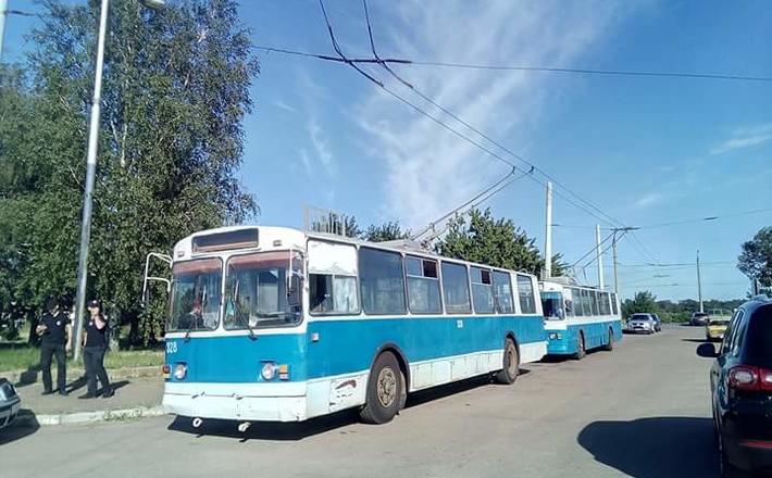 Під час фестивалю в аеропорту водій-порушник на 4 години заблокував тролейбуси
