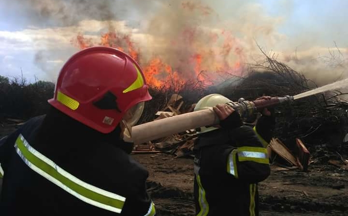 У Черкасах горіло сміттєзвалище (фото)