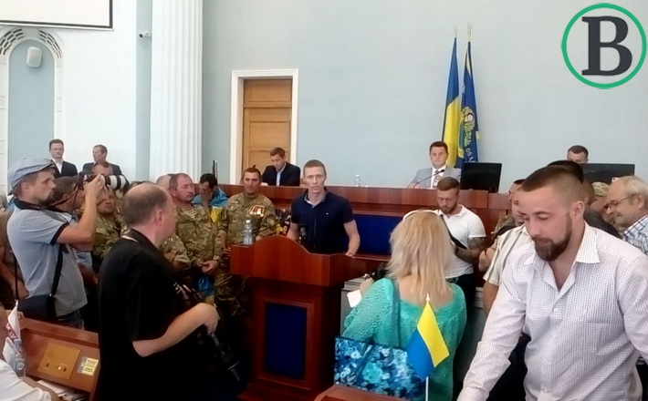 Побитий депутатом облради чоловік запропонував йому пройти тест на поліграфі