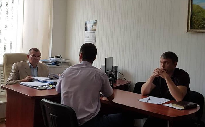 Черкаський посадовець преміював свого зятя