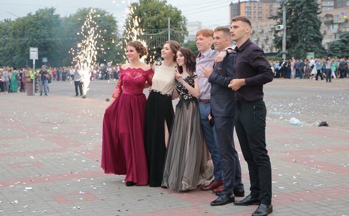 1370 учнів Черкас відсвяткували випускний (фото)