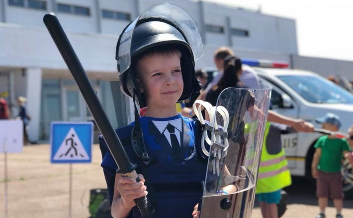 Маленьких черкащан кличуть на День народження поліції