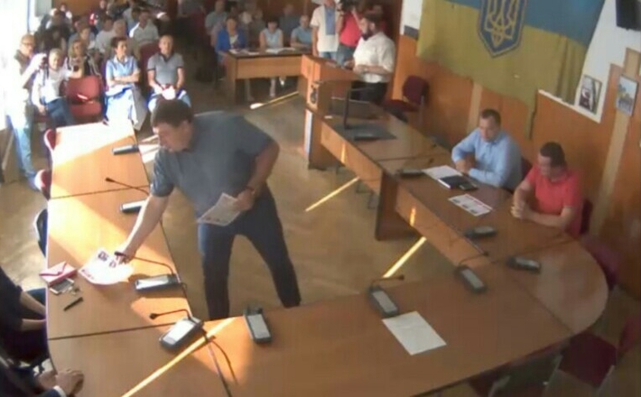 Зранку в міській раді роздавали листівки “про корупціонера”