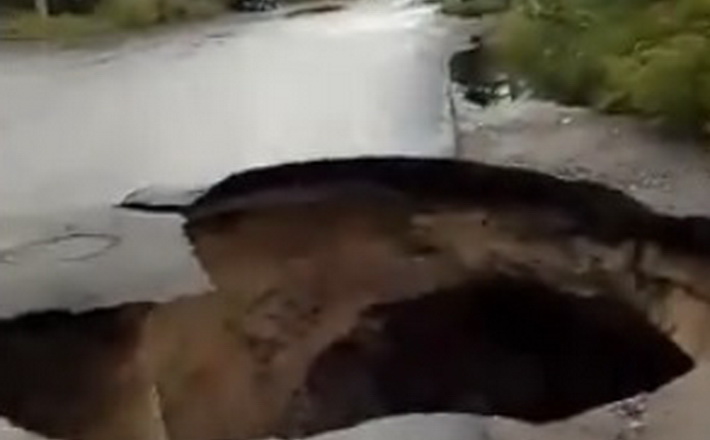 У “Черкасиводоканалі” розповіли, чому на нещодавно відремонтованій дорозі утворилося провалля (ВІДЕО)