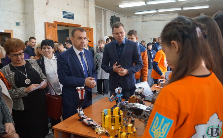 Школа-університет-виробництво: у Черкасах обговорювали, як робототехніка увійшла в життя людини (ФОТО)