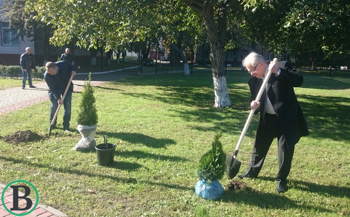 І сквер озеленювали, і кашу їли: як у ЧДТУ відсвяткували професійне свято освітян