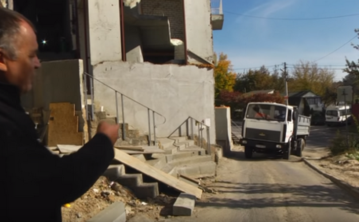 В Умані звели багатоповерхівку просто на проїжджій частині (відео)