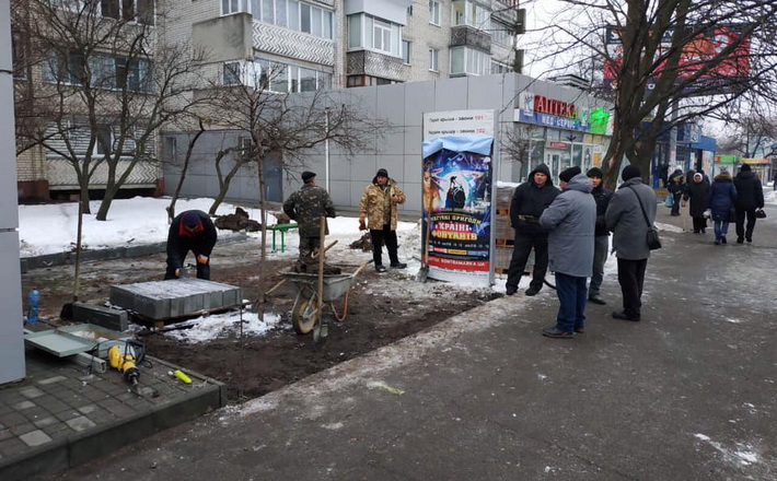 На місці минулого року зрізаних лип почали встановлювати кіоск (ФОТО)