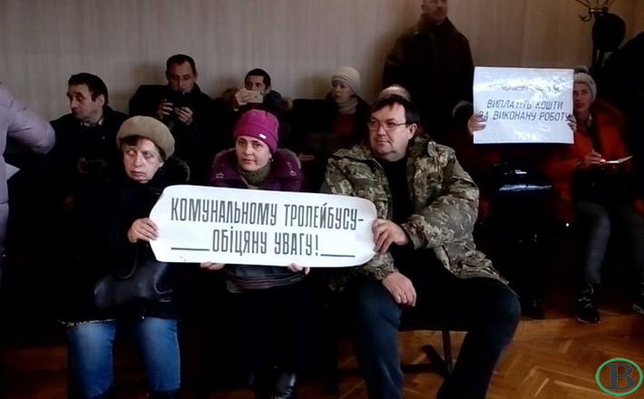 Понад місяць без зарплати: працівники КП “Черкасиелектротранс” завітали на сесію (ФОТО)