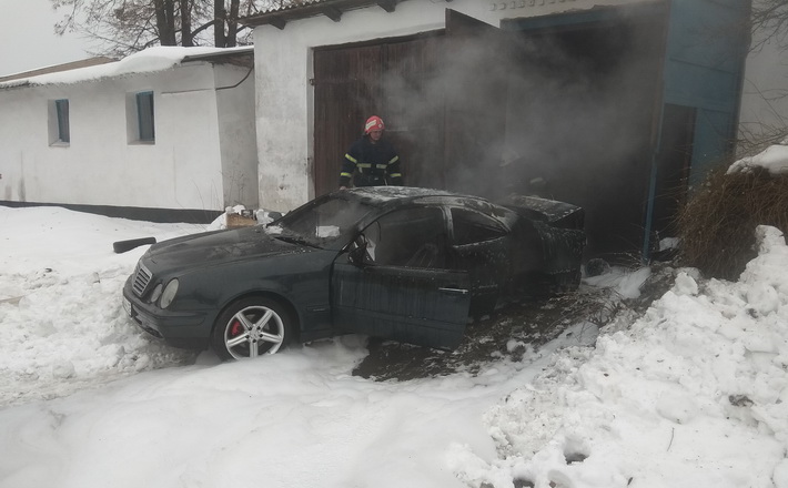 У Городищі під час пожежі згорів “Мерседес” (ВІДЕО)