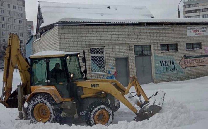 Черкаський бізнесмен долучився до прибирання снігу в місті
