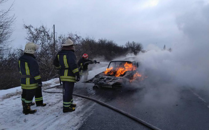 На трасі біля Золотоноші горіла автівка (фото, відео)