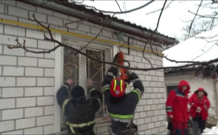Бабусю-заручницю власного будинку рятували за допомогою бензопили (відео)