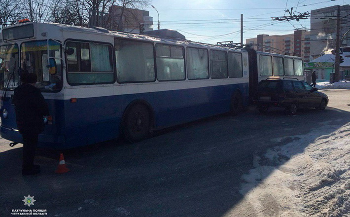 У Черкасах в ДТП потрапив тролейбус