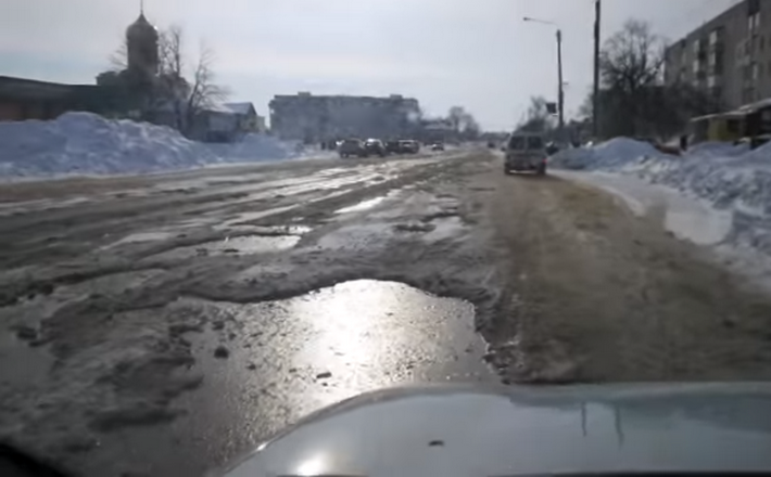 У мережі з’явилось відео жахливої дороги у райцентрі області