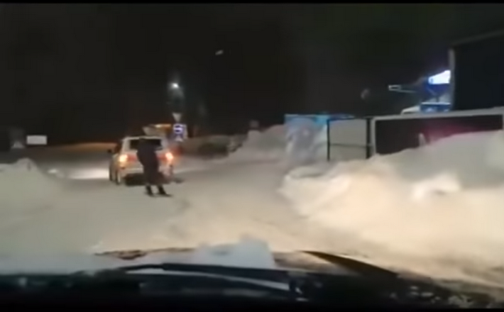 Уманчанин прив’язав себе до позашляховика, щоб кататися по місту на лижах (відео)