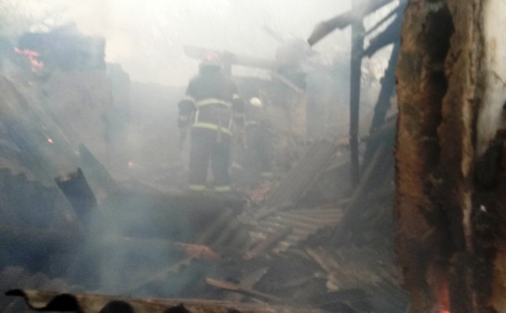 У палаючого будинку впала покрівля: на Черкащині від пожежі загинув чоловік (відео)