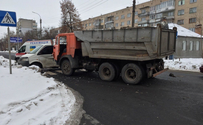 ДТП у Черкасах: не розминулися КамАЗ і мікроавтобус (ФОТО)