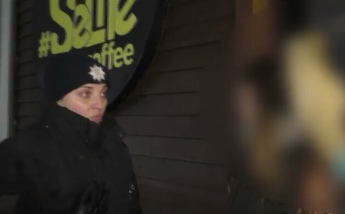 До підлітків біля “Любави” знову навідалася поліція (відео)