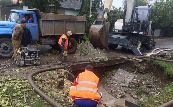 Через аварію на каналізаційному колекторі у двори містян затікали нечистоти