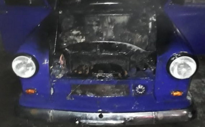 Поблизу Золотоноші під час руху загорівся раритетний “Москвич” (ФОТО)