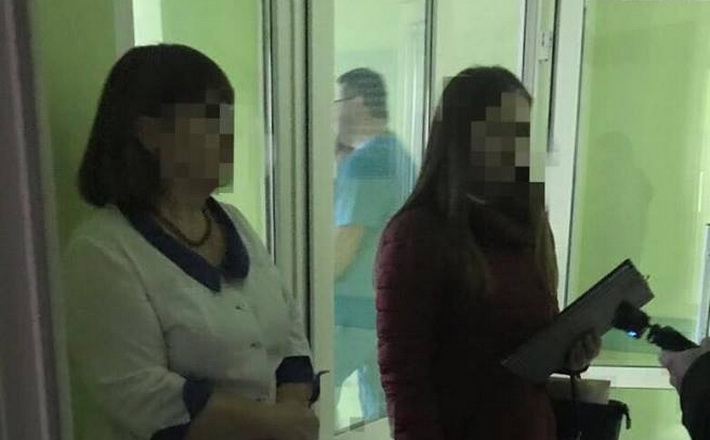 У Черкасах викрили на хабарі лікарку, яка систематично вимагала гроші від породіль