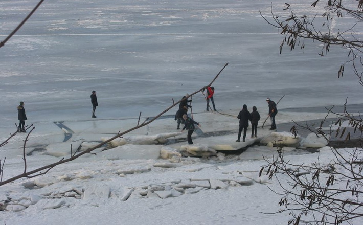 Канівські підлітки влаштовують небезпечні ігри на Дніпрі (ФОТО)